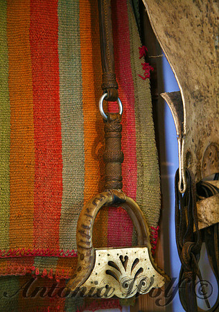 Carved Stirup with Saddle Blanket Cina