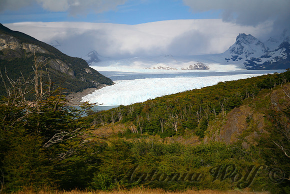 Mountains embracing Moreno Glacier